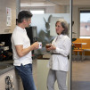 Twee collega's in gesprek bij koffiecorner op kantoor